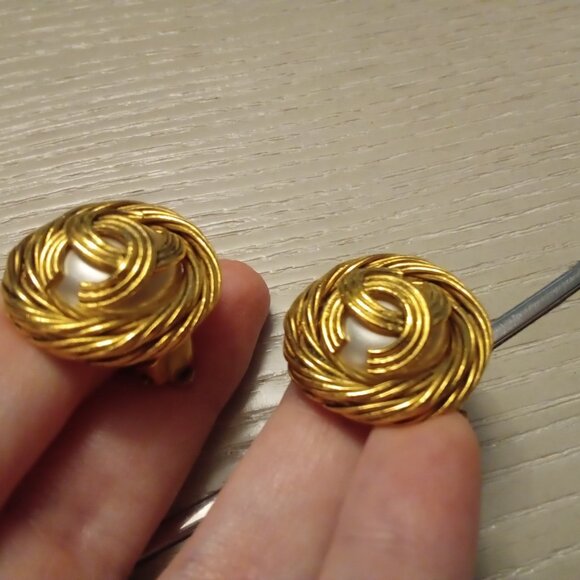 Chanel Vintage Interlocking CC Faux-Pearl Gold Clip On Earrings - Picture 15 of 17